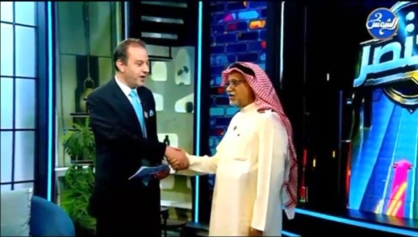 الدكتور يوسف العميري يهدي الإعلامي هشام الأقرع وشاح دولة الكويت