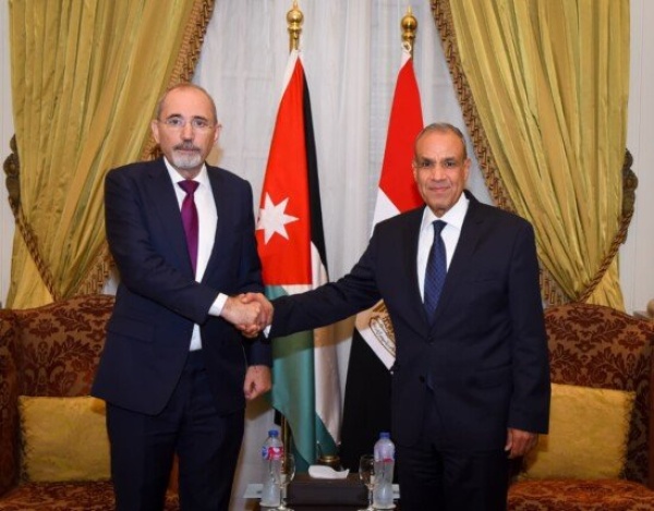 وزير الخارجية المصري يبحث نظيره الأردني مواصلة دفع آلية التعاون الثلاثي مع العراق وتطورات القضية الفلسطينية وزير الخارجية المصري يبحث نظيره الأردني مواصلة دفع آلية التعاون الثلاثي مع العراق وتطورات القضية الفلسطينية