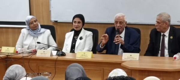 حسام موافي في حوار مباشر مع طلاب جامعة القاهرة الأهلية لتعزيز الوعي الصحي