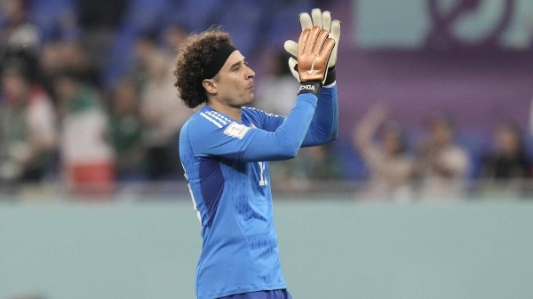 الحارس المكسيكي أوتشوا يدخل تاريخ كأس العالم بـ6 نسخ مونديالية