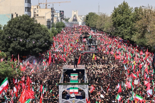 ملايين يشاركون في موكب تشييع خامنئي في شوارع طهران ملايين يشاركون في موكب تشييع خامنئي في شوارع طهران