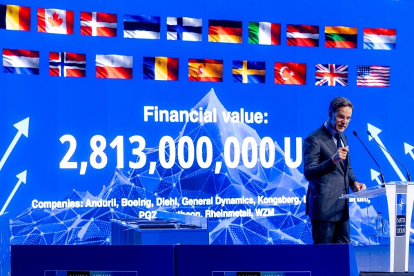 قمة الناتو تنطلق بصفقات دفاعية تتخطى 50 مليار دولار في محاولة لاسترضاء لترامب