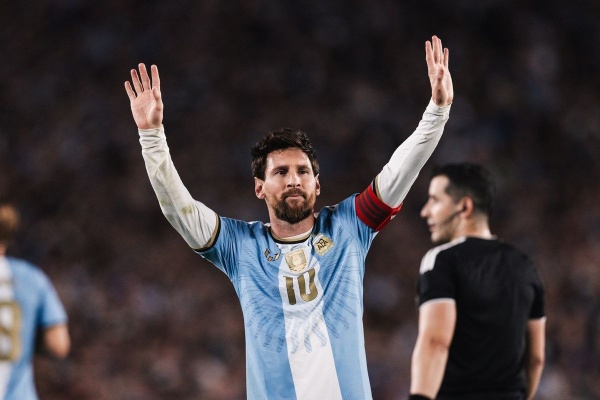 ميسي يسدل الستار على مسيرته الحالمة مع الأرجنتين ورونالدو يرفض الاعتزال دوليا