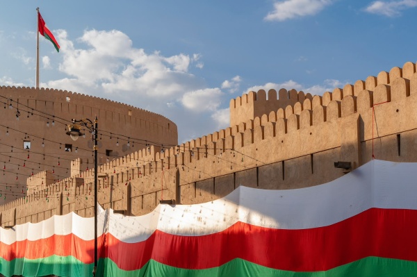التجارة والصناعة تؤكد على الالتزام بالضوابط القانونية لاستخدام علم سلطنة عمان وشعار الدولة التجارة والصناعة تؤكد على الالتزام بالضوابط القانونية لاستخدام علم سلطنة عمان وشعار الدولة