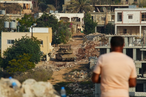 ثلاثة آلاف نازح فلسطيني من الخليل في 3 أيام وغارات في غزة