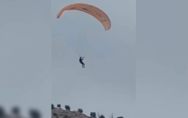 مهاجر يعبر إلى سبتة بمظلة شراعية