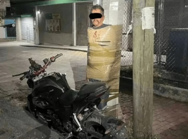 رجل غامض في المكسيك يطارد اللصوص ويقي دهم في الشوارع رجل غامض في المكسيك يطارد اللصوص ويقي دهم في الشوارع