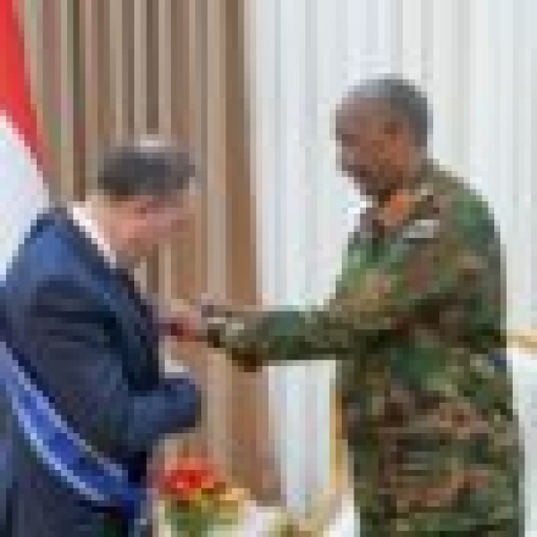 البرهان يمنح سفيري تركيا ومصر في السودان وسام النيلين البرهان يمنح سفيري تركيا ومصر في السودان وسام النيلين