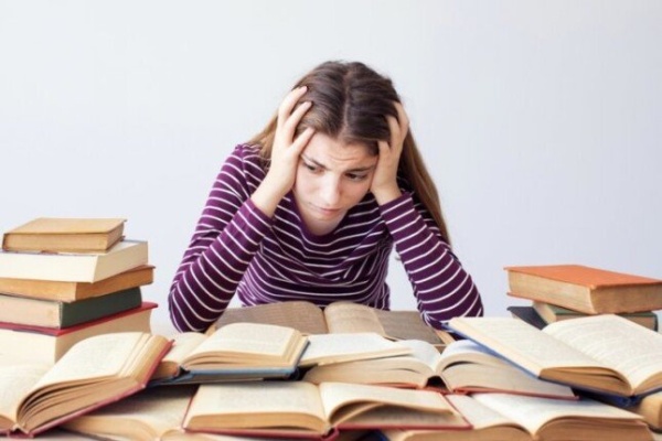 إشارات جسدية ونفسية تكشف توتر الأبناء قبل الامتحانات وهذه هي أهم طرق التعامل معهم ودعمهم إشارات جسدية ونفسية تكشف توتر الأبناء قبل الامتحانات وهذه هي أهم طرق التعامل معهم ودعمهم