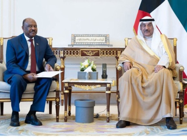 أمير الكويت يتلقى رسالة خطية من رئيس مجلس السيادة السوداني لتعزيز العلاقات الثنائية أمير الكويت يتلقى رسالة خطية من رئيس مجلس السيادة السوداني لتعزيز العلاقات الثنائية