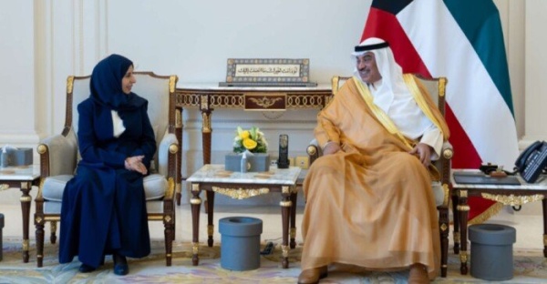 أمير الكويت يتسل م رسالة من رئيس مجلس القيادة اليمني تسل مها ولي العهد