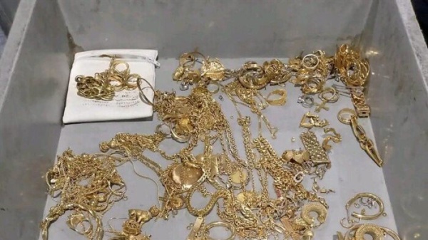 جمارك مطار القاهرة تضبط محاولتى تهريب أدوية ومشغولات ذهبية جمارك مطار القاهرة تضبط محاولتى تهريب أدوية ومشغولات ذهبية
