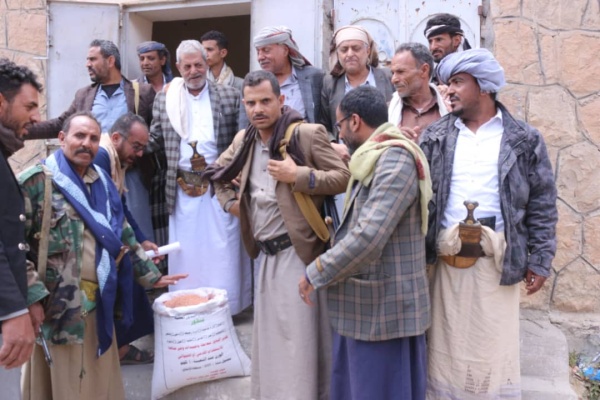 إب جمعية الرضمة التعاونية الزراعية تدشن توزيع بذور القمح المحسنة للمزارعين إب جمعية الرضمة التعاونية الزراعية تدشن توزيع بذور القمح المحسنة للمزارعين