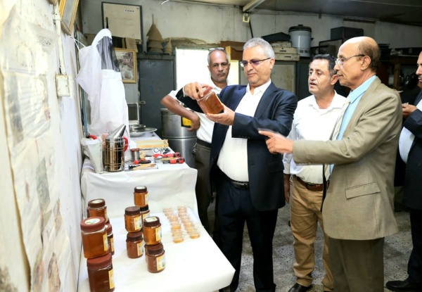 الحجيلي يفتتح المناحل التعليمية الإنتاجية بكلية الزراعة وعلوم الأغذية بجامعة إب الحجيلي يفتتح المناحل التعليمية الإنتاجية بكلية الزراعة وعلوم الأغذية بجامعة إب