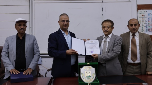 تكريم رئيس جامعة إب وعميد كلية طب الأسنان السابق تكريم رئيس جامعة إب وعميد كلية طب الأسنان السابق