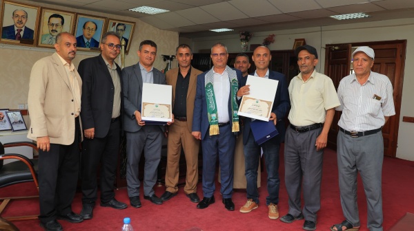 رئيس جامعة إب يمنح درع التميز البحثي للدكتور سعيد السمحي والدكتور سام الدلالي رئيس جامعة إب يمنح درع التميز البحثي للدكتور سعيد السمحي والدكتور سام الدلالي