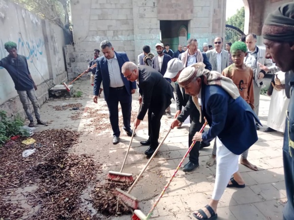 إب الورافي والحجيلي يدشنان حملة النظافة بالحرم الجامعي ومحيطه إب الورافي والحجيلي يدشنان حملة النظافة بالحرم الجامعي ومحيطه