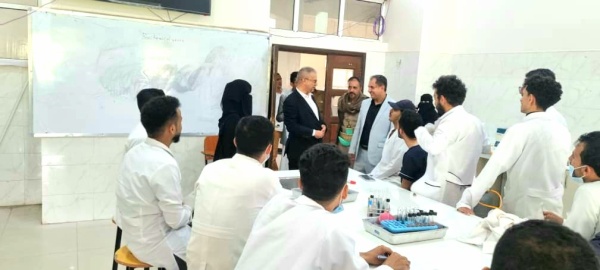 وكيل وزارة التربية والتعليم والبحث العلمي ورئيس جامعة إب يتفقدان سير الأداء بكلية الطب وعيادات طب الأسنان وكيل وزارة التربية والتعليم والبحث العلمي ورئيس جامعة إب يتفقدان سير الأداء بكلية الطب وعيادات طب الأسنان