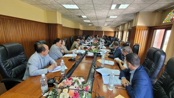 مجلس جامعة إب يناقش الانضباط بالتقويم الجامعي وتطوير البرامج الأكاديمية وتوجيه البحث العلمي لخدمة المجتمع