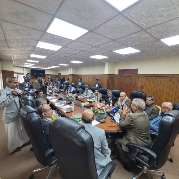 الدكتور الحجيلي خلال مؤتمر صحفي جامعة إب تؤدي رسالتها العلمية السامية ولا وجود لأية مظاهر مسلحة