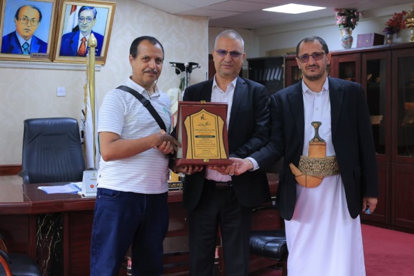 تكريم رئيس جامعة إب في ختام فعاليات معرض إب الأول للبناء والتشييد تكريم رئيس جامعة إب في ختام فعاليات معرض إب الأول للبناء والتشييد