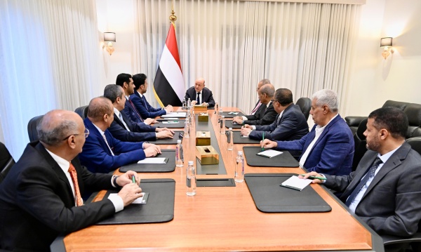 الرئيس اليمني يدعو لتوحيد الجبهة الداخلية ويرحب بتحالف بحري تقوده السعودية