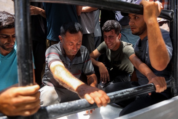 مجزرة إسرائيلية في جباليا 8 شهداء بينهم ضابط كبير في شرطة حماس مجزرة إسرائيلية في جباليا 8 شهداء بينهم ضابط كبير في شرطة حماس