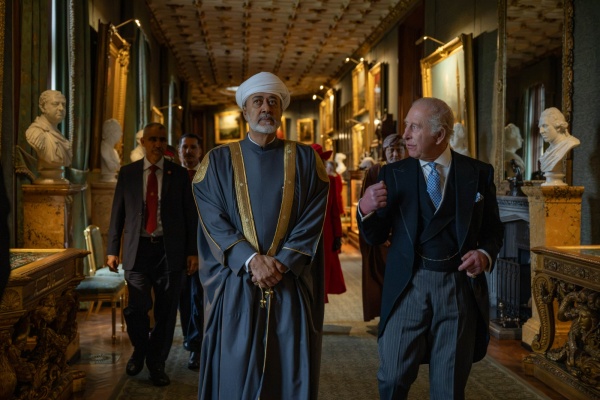 ملك بريطانيا يود ع جلالة السلطان المعظم ختام ا لزيارة الدولة
