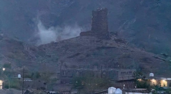 قصف حوثي يستهدف القوات الحكومية ومناطق سكنية في شبوة قصف حوثي يستهدف القوات الحكومية ومناطق سكنية في شبوة