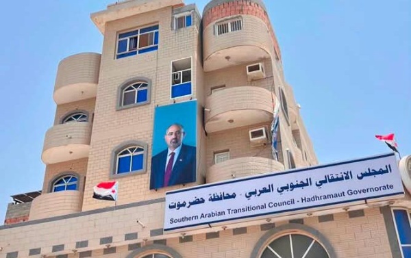 أمن حضرموت يداهم مقر الانتقالي في المكلا عقب الدعوة لفعالية احتجاجية أمن حضرموت يداهم مقر الانتقالي في المكلا عقب الدعوة لفعالية احتجاجية