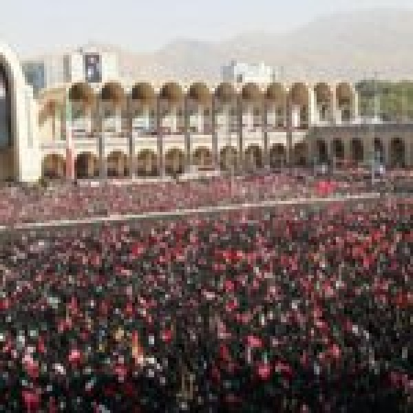 بدء مراسم تشييع المرشد الإيراني الراحل وسط حشود كبيرة في طهران بدء مراسم تشييع المرشد الإيراني الراحل وسط حشود كبيرة في طهران