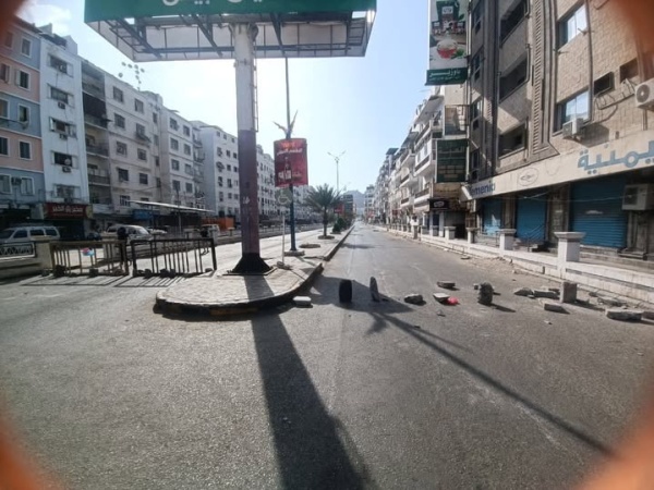 عدن تدخل مرحلة العصيان وسط حرب شوارع