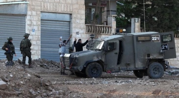 العدو الصهيوني يعتقل 5 فلسطينيين خلال اقتحامات بالضفة