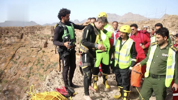الدفاع المدني ينتشل جثة شاب سقط في فوهة بركانية بدمت في الضالع الدفاع المدني ينتشل جثة شاب سقط في فوهة بركانية بدمت في الضالع