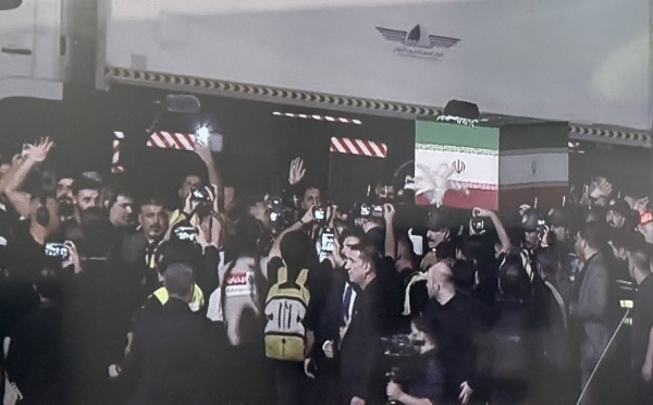 رئيس الوزراء العراقي يستقبل جثمان السيد الخامنئي في مطار النجف الأشرف رئيس الوزراء العراقي يستقبل جثمان السيد الخامنئي في مطار النجف الأشرف