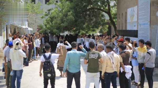 جامعة الحديدة تنظم وقفات تنديد ا بالعدوان السعودي على مطار صنعاء جامعة الحديدة تنظم وقفات تنديد ا بالعدوان السعودي على مطار صنعاء