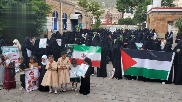 مسيرة نسائية في إب ووقفة بالقفر تؤكدان الجهوزية والثبات وتفويض قائد الثورة مسيرة نسائية في إب ووقفة بالقفر تؤكدان الجهوزية والثبات وتفويض قائد الثورة