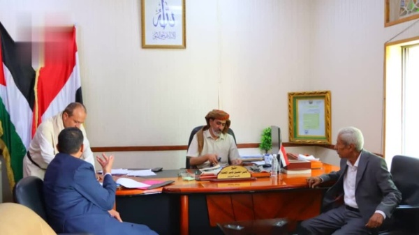 نائب وزير الإدارة المحلية يتسلم تقرير أداء محافظة حضرموت نائب وزير الإدارة المحلية يتسلم تقرير أداء محافظة حضرموت