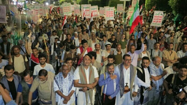 مسيرة جماهيرية حاشدة في الحديدة تفوض القيادة بالرد على العدوان السعودي على مطار صنعاء