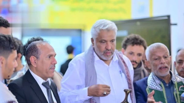 قحيم يطلع على معرض مشاريع التخرج بجامعة صنعاء