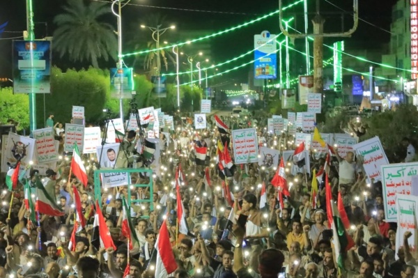 مسيرة حاشدة في الحديدة تأييد ا لإعلان القوات المسلحة حظر الملاحة البحرية على العدو السعودي مسيرة حاشدة في الحديدة تأييد ا لإعلان القوات المسلحة حظر الملاحة البحرية على العدو السعودي
