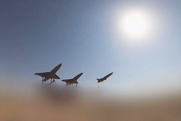 الجيش الإيراني يعلن استهداف قاعدة أمريكية في البحرين بالمسي رات الجيش الإيراني يعلن استهداف قاعدة أمريكية في البحرين بالمسي رات