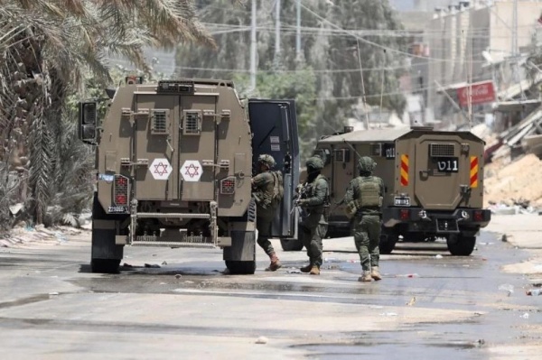 آليات العدو الصهيوني تقتحم قلنديا تمهيدا لهدم منازل ومنشآت فلسطينية آليات العدو الصهيوني تقتحم قلنديا تمهيدا لهدم منازل ومنشآت فلسطينية