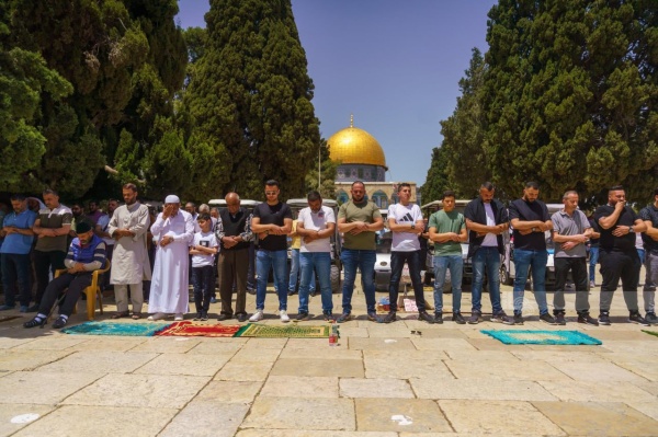 عشرات آلاف الفلسطينيين يؤدون صلاة الجمعة في الأقصى المبارك