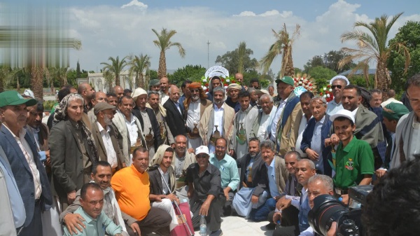 المداني ومنتسبو وزارة الإدارة والتنمية المحلية يزورون أضرحة الشهداء القادة