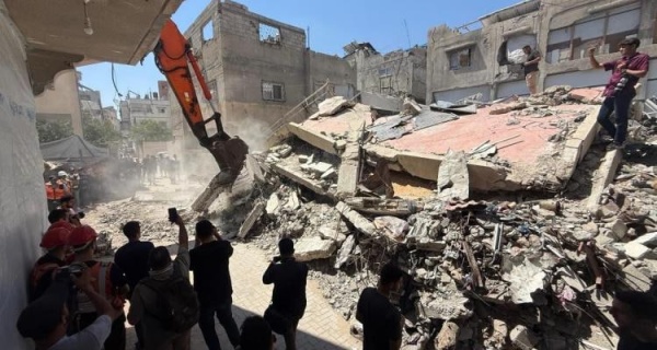 الدفاع المدني ينتشل رفات 13 شهيد ا من تحت ركام المنازل المدمرة في غزة الدفاع المدني ينتشل رفات 13 شهيد ا من تحت ركام المنازل المدمرة في غزة