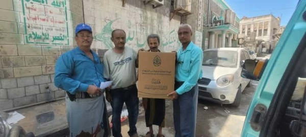تدشين توزيع الهدايا على أسر الشهداء في مديرية الميناء بالحديدة تدشين توزيع الهدايا على أسر الشهداء في مديرية الميناء بالحديدة