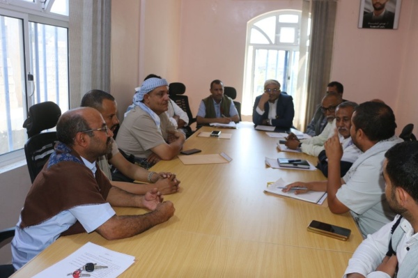 محافظ تعز يرأس اجتماع ا للجنة الخدمات الأساسية لتطبيع الأوضاع الخدمية في المديريات المحررة