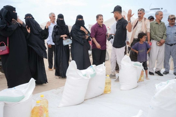 انتقالي العاصمة عدن يتفقد مخيم النازحين في رأس عمران ويطلع على احتياجاتهم الصحية والإنسانية