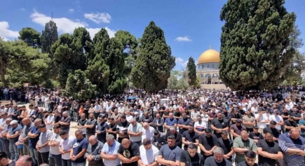 عشرات الآلاف يؤدون الجمعة في الأقصى
